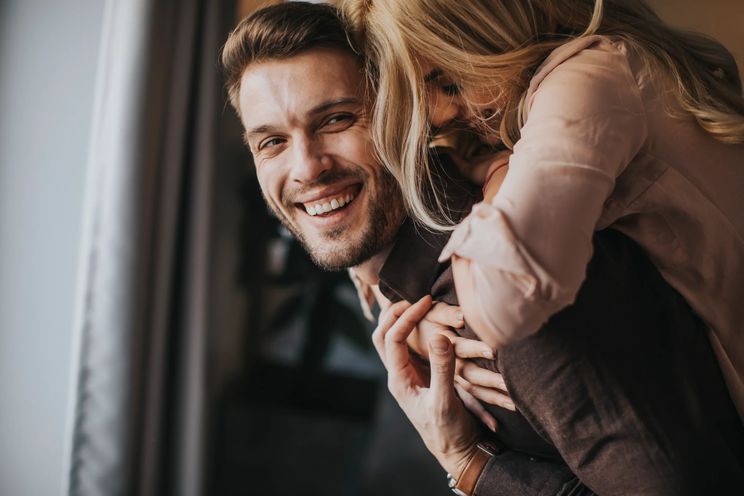 young-man-carrying-young-woman-his-back