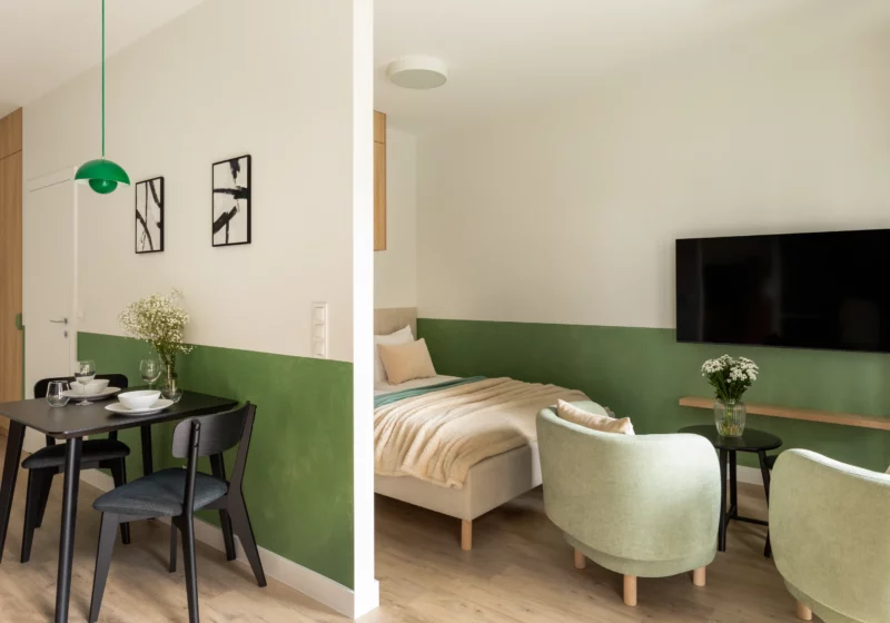 Jadalnia przy zielonej zabudowie kuchennej w Trevi Studio+ Katowice Góreckiego
