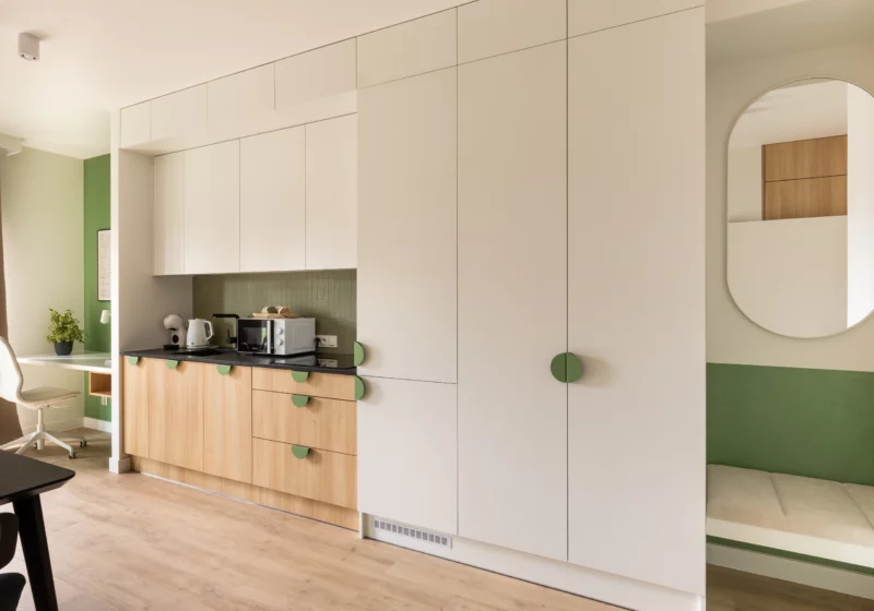 Przedpokój z lustrem w apartamencie nr 1 Studio+ Trevi Apartments Katowice