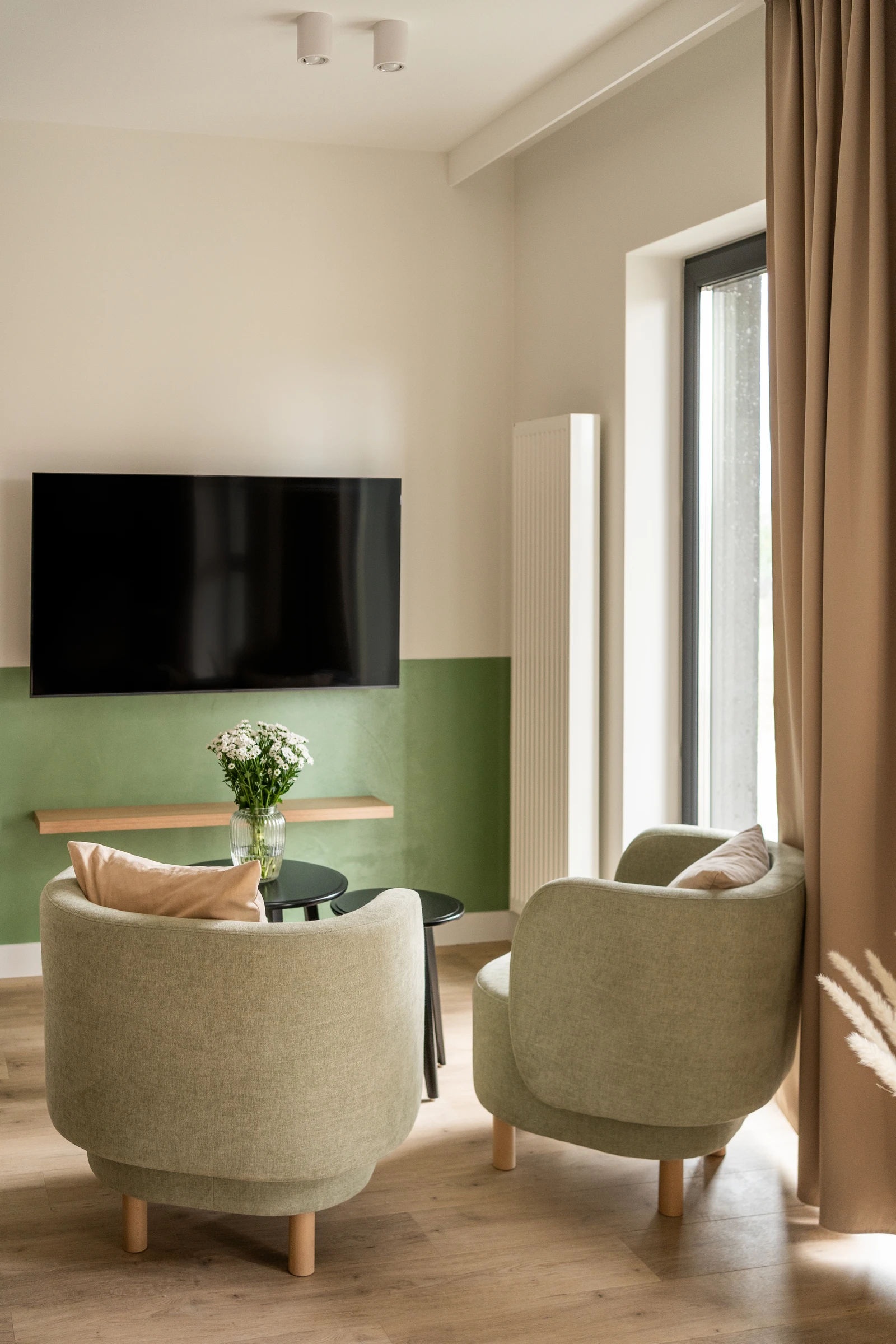 Strefa dzienna z telewizorem i sofą w apartamencie Trevi nr 1 w Katowicach Góreckiego 17