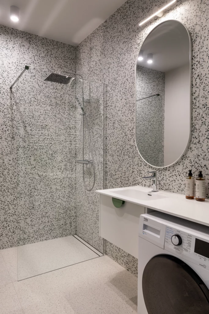Łazienka w apartamencie Trevi Studio+ w Katowicach z prysznicem walk-in