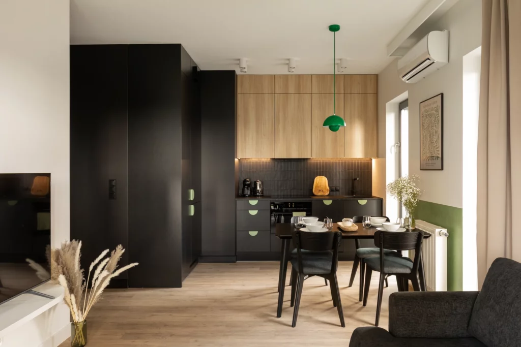 W pełni wyposażona kuchnia w apartamencie na wynajem krótkoterminowy w Katowicach przy ul. Góreckiego 17.