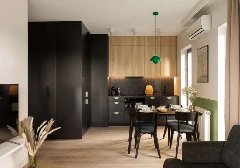 W pełni wyposażona kuchnia w apartamencie na wynajem krótkoterminowy w Katowicach przy ul. Góreckiego 17.