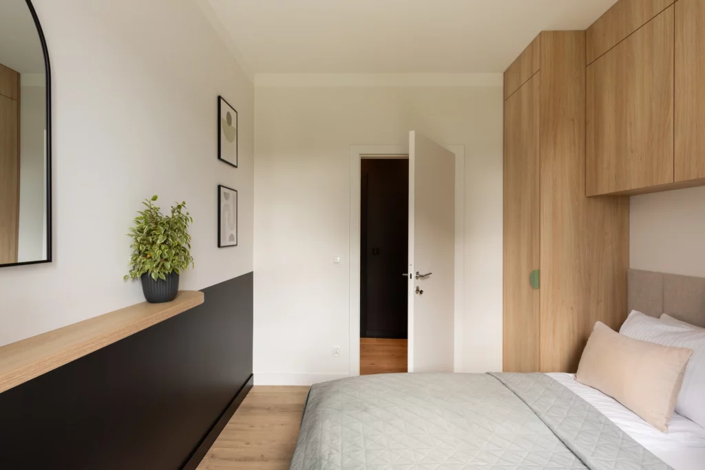 Sypialnia z szafą w apartamencie nr 2.