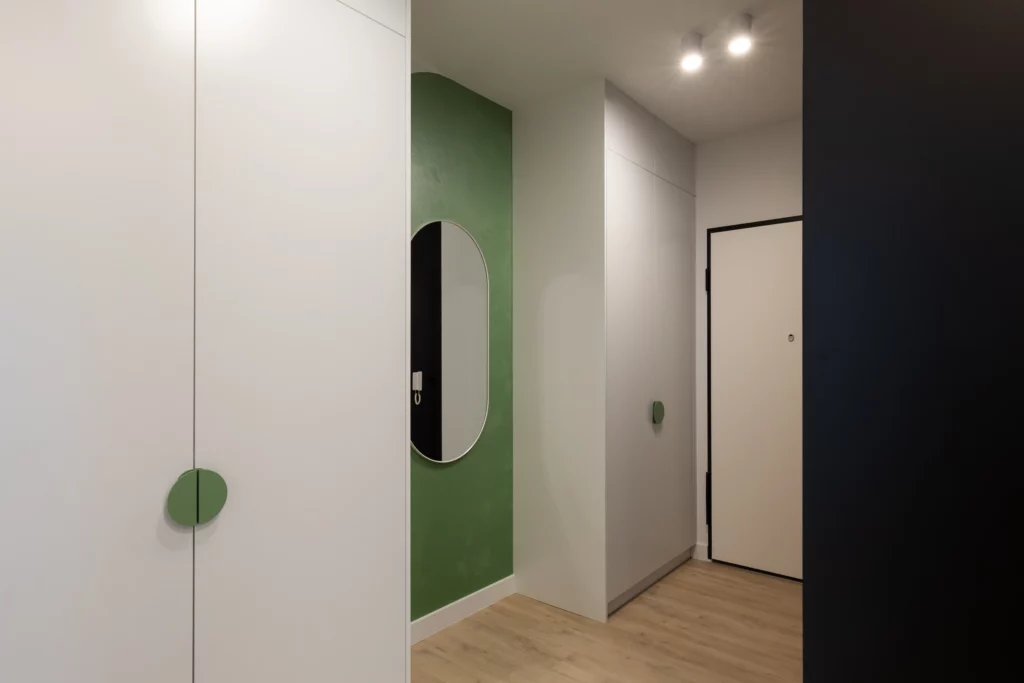 Korytarz z dużą szafą wnękową w apartamencie na wynajem nr 2.