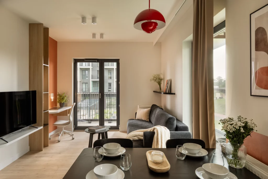 Jadalnia z salonem i wyjściem na duży balkon w mieszkaniu nr 9.