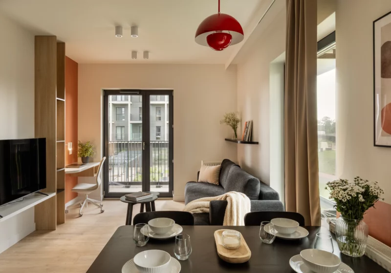 Jadalnia z salonem i wyjściem na duży balkon w mieszkaniu nr 9.