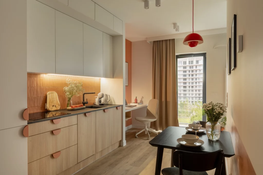 Apartament typu studio plus dla firm z parkingiem i self check-in w Katowicach.