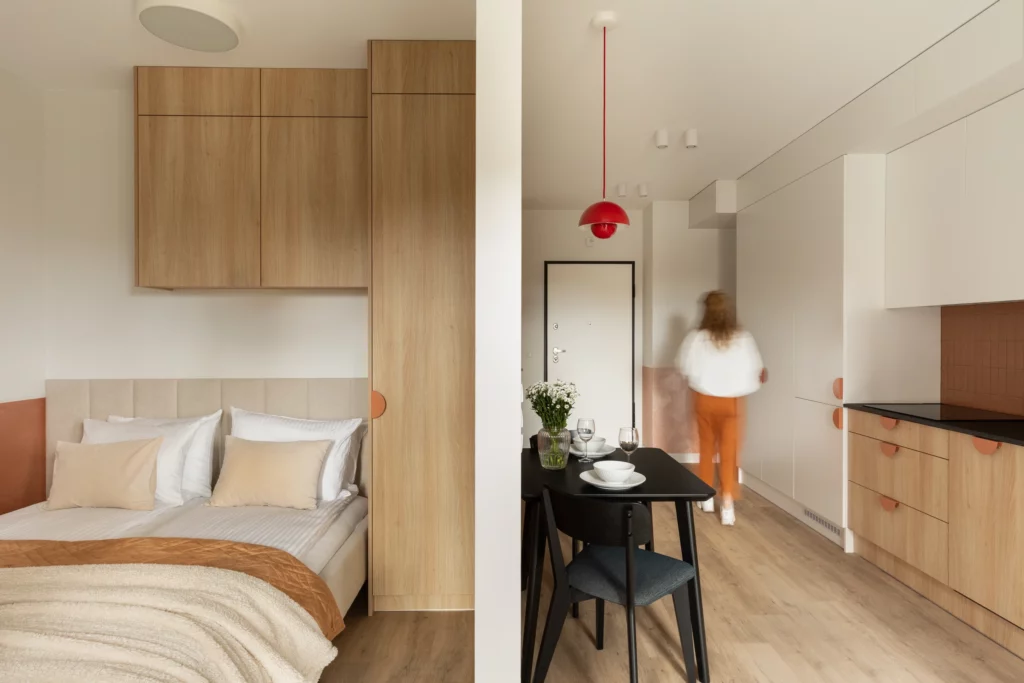 Jasny salon z dużym oknem w komfortowym studio Trevi Apartments.