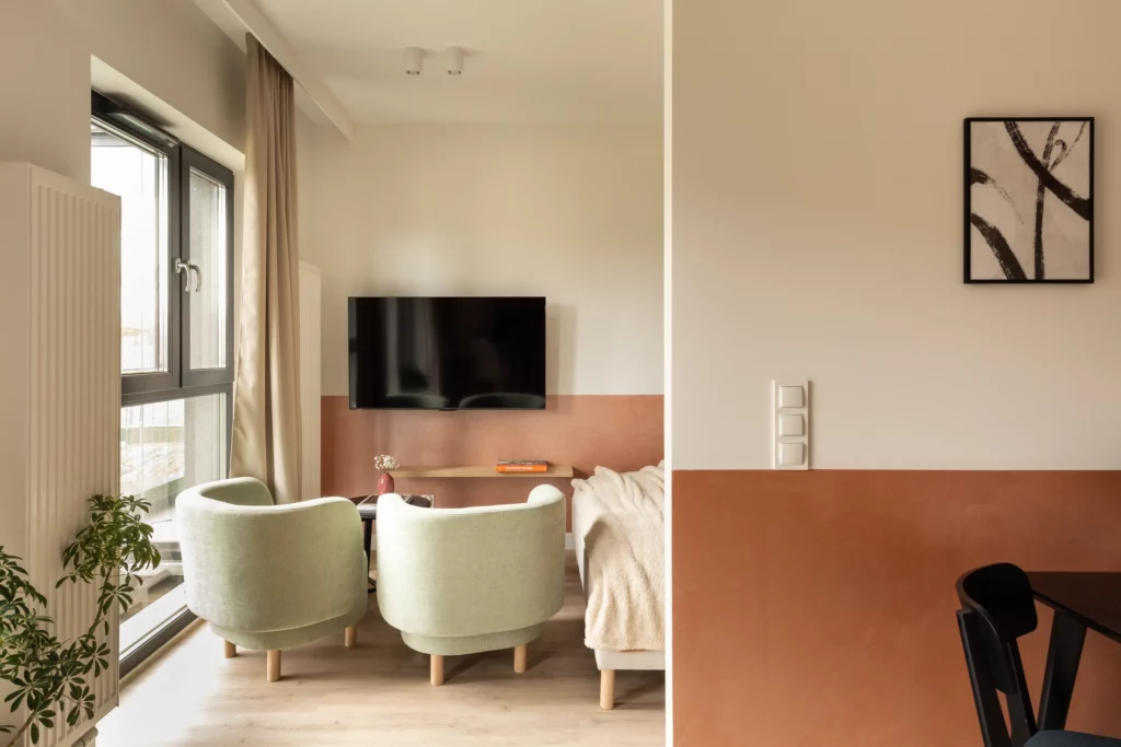 Salon z telewizorem Smart TV i dwoma fotelami w studio biznesowym w Katowicach.
