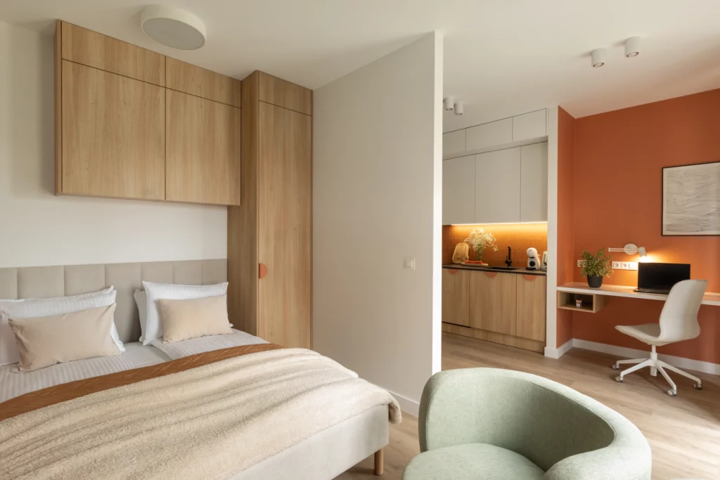 Strefa sypialniana oddzielona od kuchni w apartamencie nr 10.