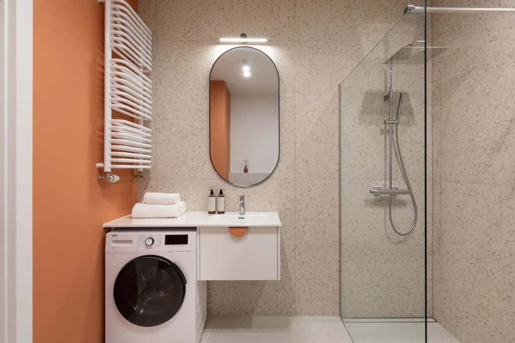 Duża łazienka z pralką i wygodnym prysznicem walk-in w studio nr 10.