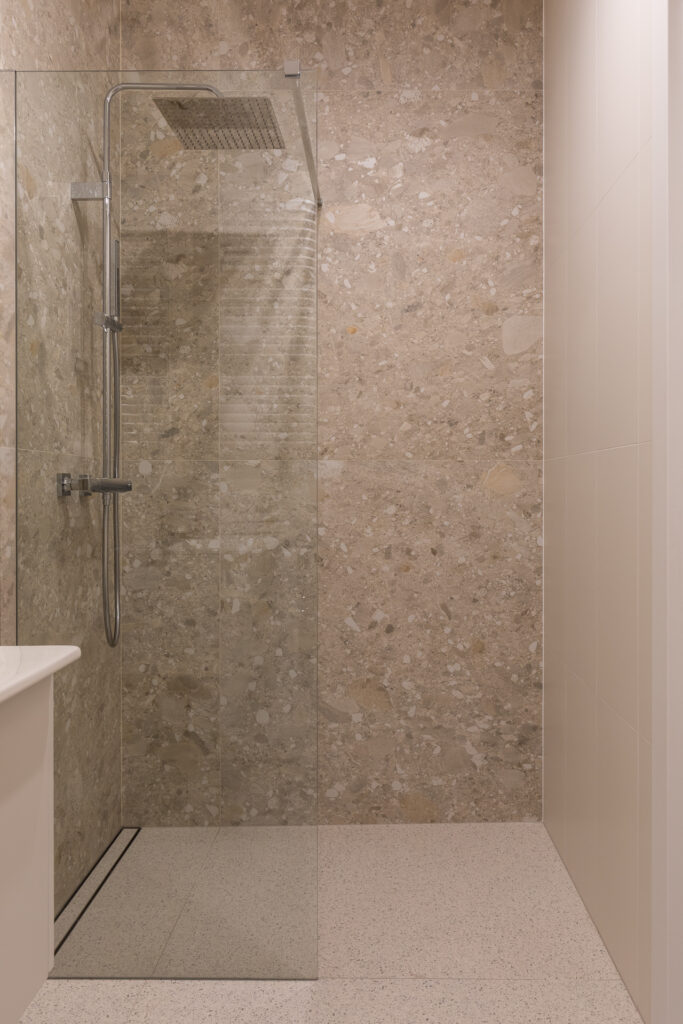 Kabina prysznicowa walk-in w apartamencie nr 3 Góreckiego 17.