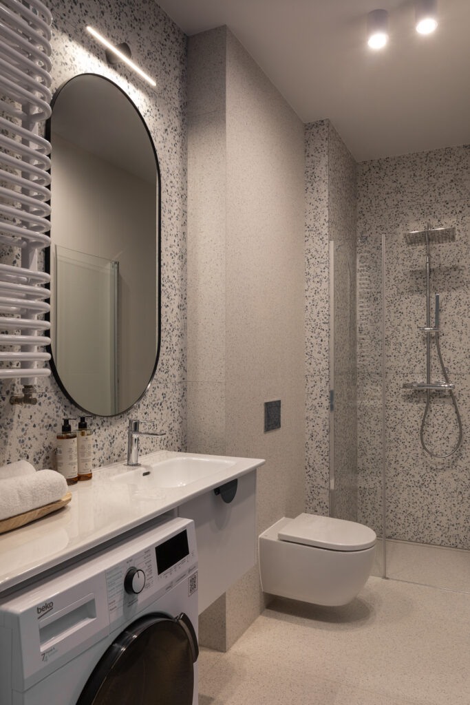 Łazienka z kosmetykami hotelowymi w studio na krótkoterminowy wynajem w centrum Katowic.