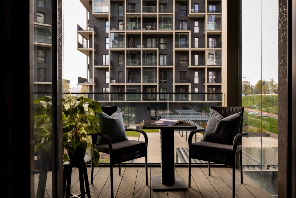 Balkon w każdym apartamencie na wynajem długoterminowy i krótkoterminowy przy ul. Góreckiego 17.