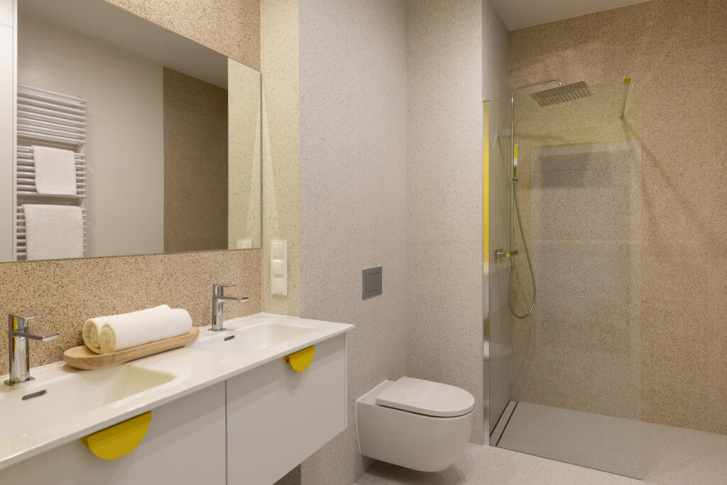 Łazienka z prysznicem walk-in w mieszkaniu M2 na wynajem w centrum.