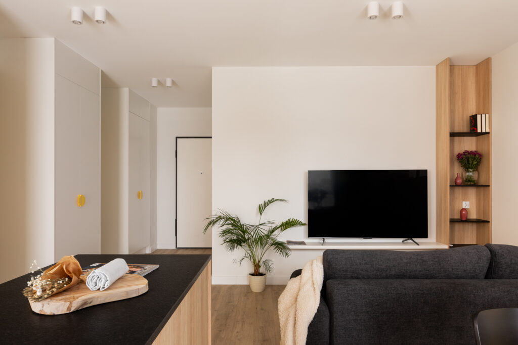 Nocleg w apartamencie z dużym, klimatyzowanym salonem.