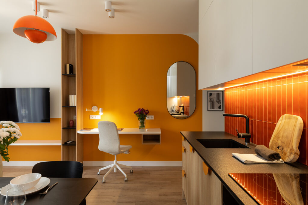 Ergonomiczne stanowisko pracy w apartamencie biznesowym przy ul. Góreckiego.