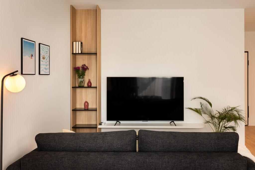 Salon z telewizorem Smart TV w apartamencie nr 5.
