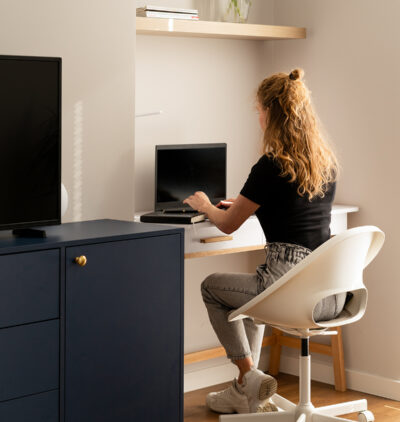 komfortowe miejsce do pracy zdalnej w apartamencie Trevi Apartments Katowice biurko do pracy w podróży