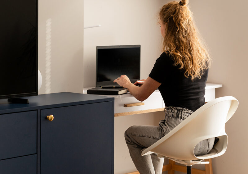 komfortowe miejsce do pracy zdalnej w apartamencie Trevi Apartments Katowice biurko do pracy w podróży