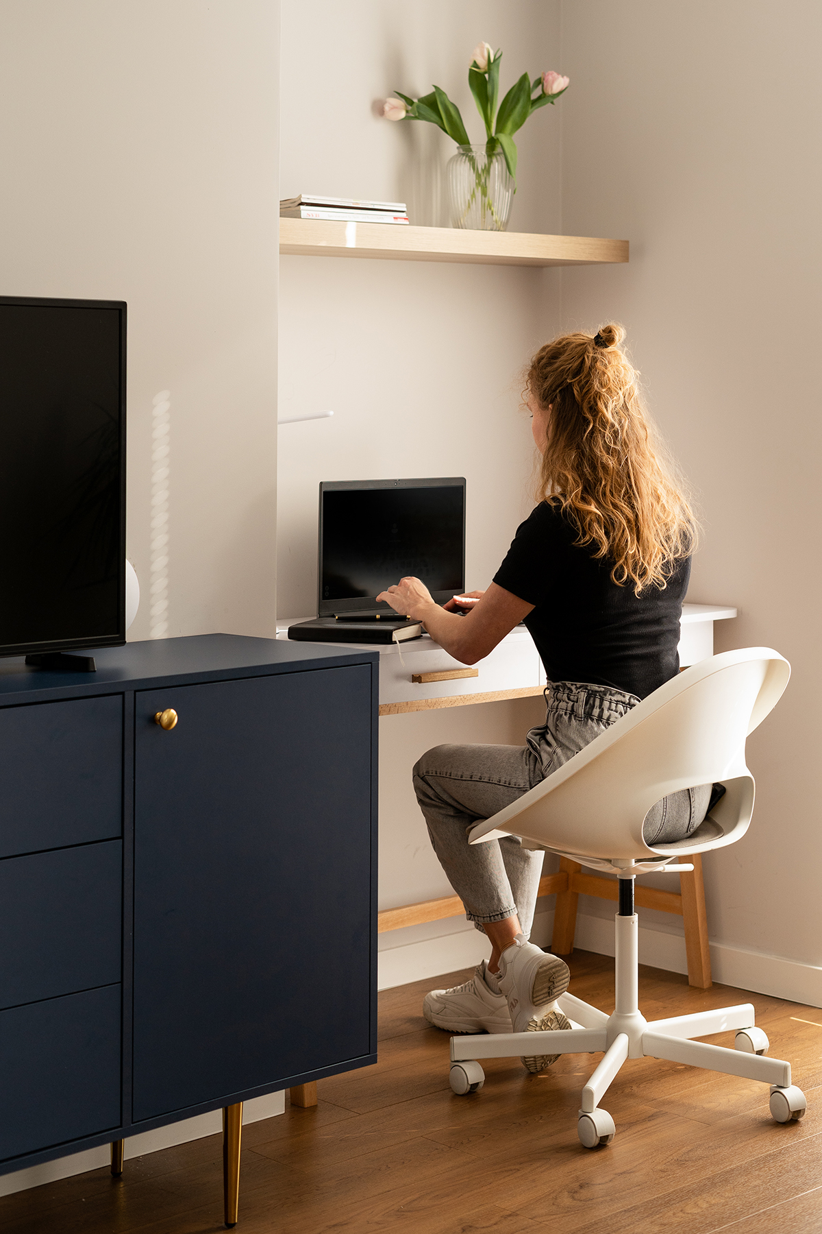 komfortowe miejsce do pracy zdalnej w apartamencie Trevi Apartments Katowice biurko do pracy w podróży