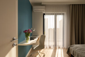 wygodne miejsce do pracy w apartamencie biznesowym Trevi Apartments Katowice biurko do pracy zdalnej