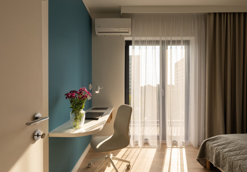wygodne miejsce do pracy w apartamencie biznesowym Trevi Apartments Katowice biurko do pracy zdalnej