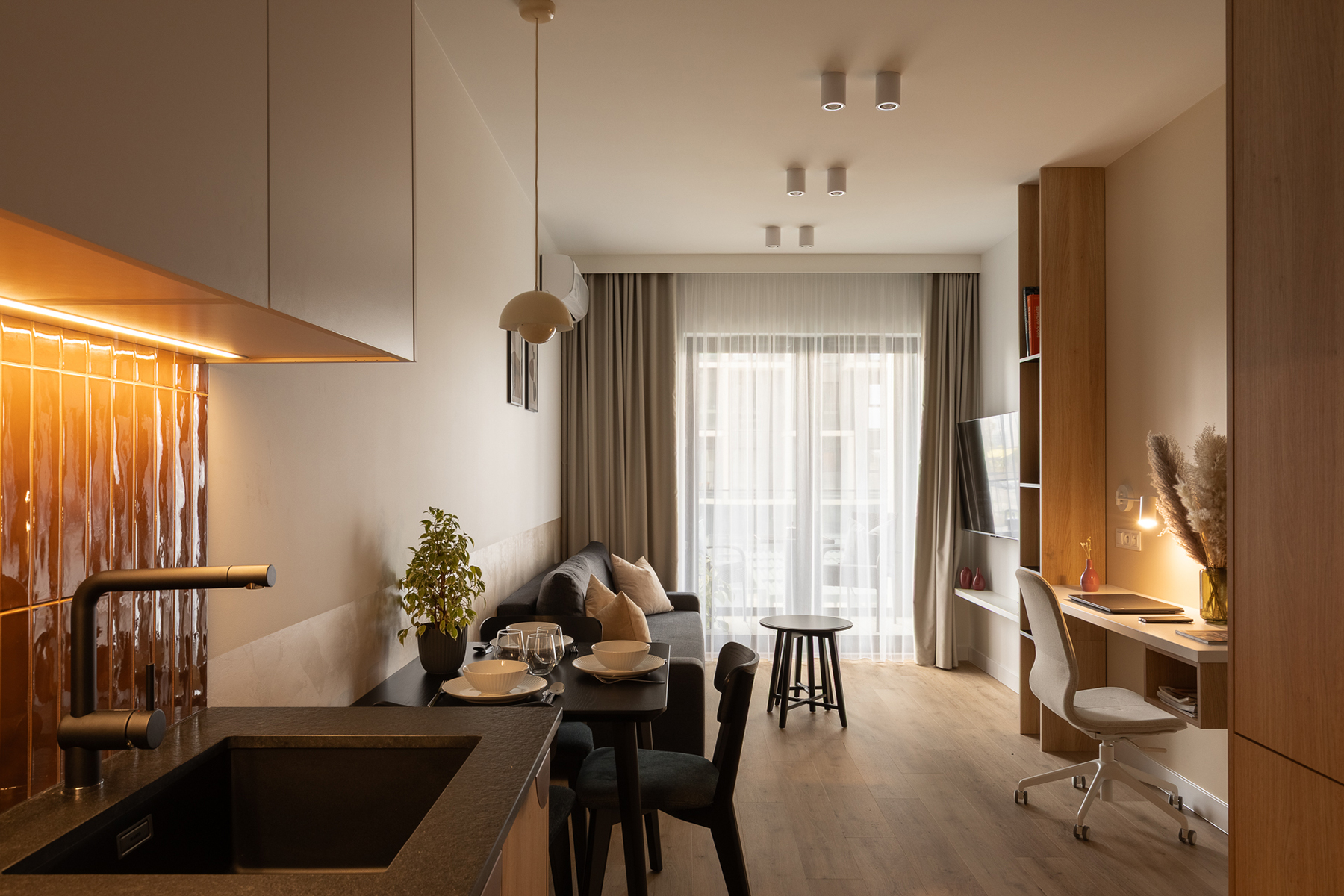nowoczesny apartament biznesowy z aneksem kuchennym i salonem Trevi Apartments Katowice