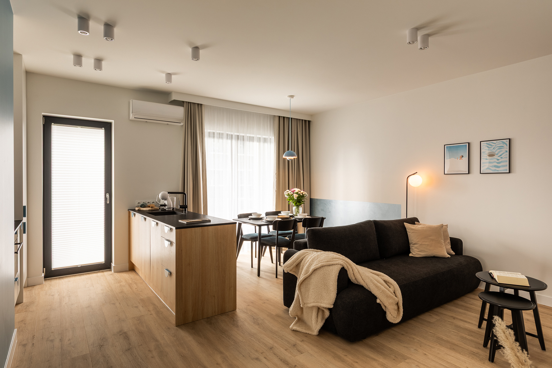 komfortowy salon z aneksem kuchennym w apartamencie biznesowym Trevi Apartments Katowice