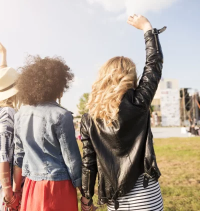 Uczestniczki letniego festiwalu muzycznego na Śląsku podczas koncertu plenerowego