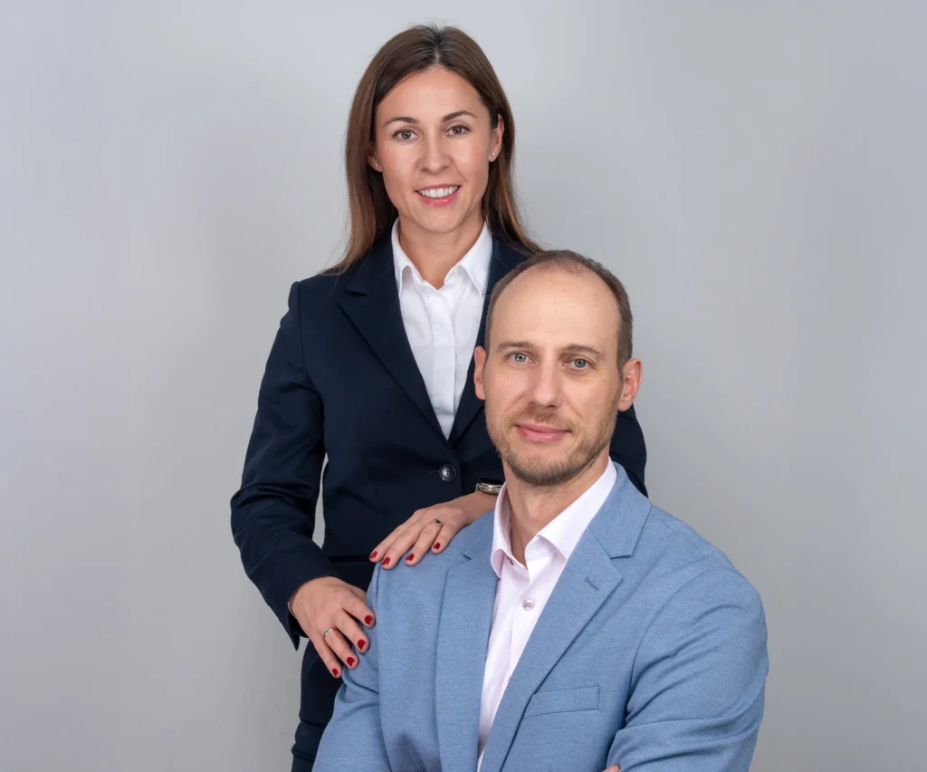Patrycja i Martin Mokwa i mężczyzna w eleganckich strojach – zespół Trevi Apartments